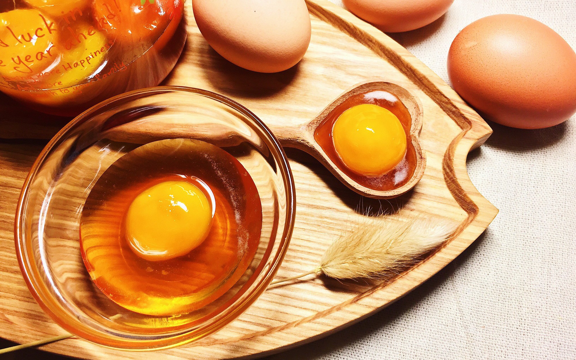 Trứng gà và mật ong đều là các thực phẩm giàu dinh dưỡng và nhiều khoáng chất
