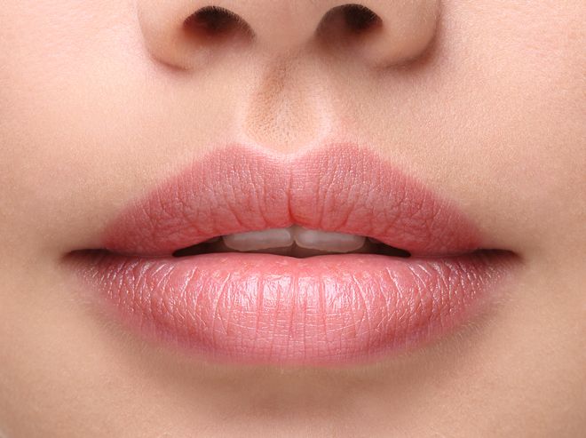 Một đôi môi khỏe mạnh thường có màu sắc hồng hào, sáng bóng, ẩm ướt và căng mọng