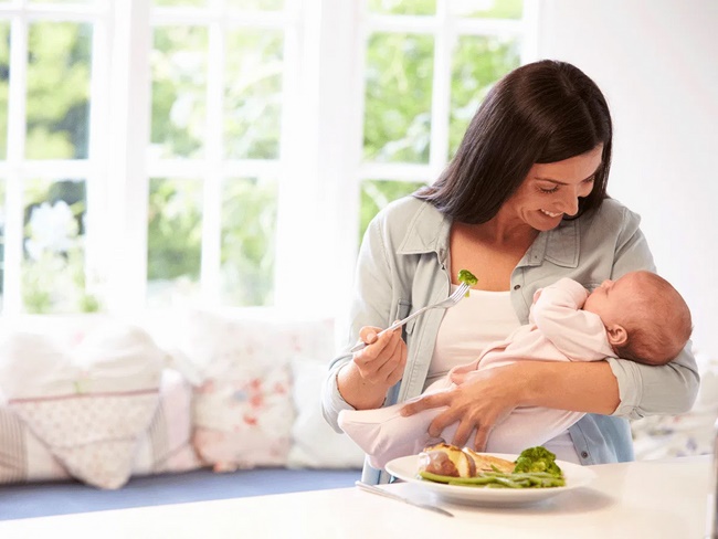 Chế độ dinh dưỡng đúng và khoa học không chỉ giúp mẹ nhanh phục hồi, nhiều sữa cho con mà còn giúp mẹ kiểm soát cân nặng hiệu quả
